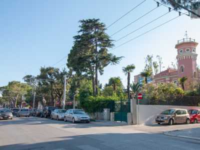 Carrassi alta/ex Ospedale Militare  - Via Alberotanza conduce a Carrassi �alta�, dove partire dagli anni 70/80 sono sorti prestigiosi e verdi condomini che ne hanno fatto una delle zone pi� �in� del capoluogo pugliese. L�area � tagliata da corso Alcide De Gasperi, che vede la presenza di numerose e caratteristiche ville liberty e del grande ex Ospedale Militare